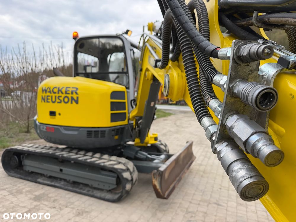 Wacker Neuson EZ53 Koparka Gąsienicowa 5,5 Tony. 2020 rok. 1772 mtg. Jak Nówka z salonu! ani deka luzów czy wycieków! Pochodzi z Gospodarstwa Norweskiego! Aktualne serwisy DEKRA BMWT 2027r. 2 łyżki. Silnik PERKINS 4 cyl. 52km. Maszyna Full wypasiona! Bogata wersja Norweska! Klima. Szybkozłącze Hydrauliczne. OKAZJA. Pełny Oryginał historia do sprawdzenia w Wacker autoryzowany! 4 sekcje Hydrauliczne. Po serwisach eksploatacyjnych. Ani Deka luzów i wycieków - 15