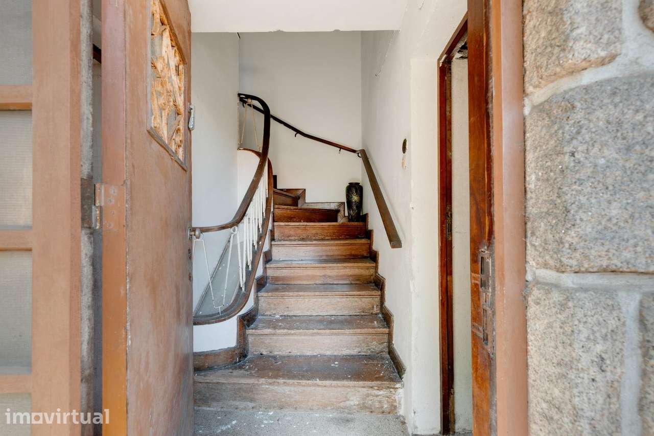 Moradia de 3 Pisos com Quintal para Remodelação em Vila Nova de Gaia - Grande imagem: 2/43