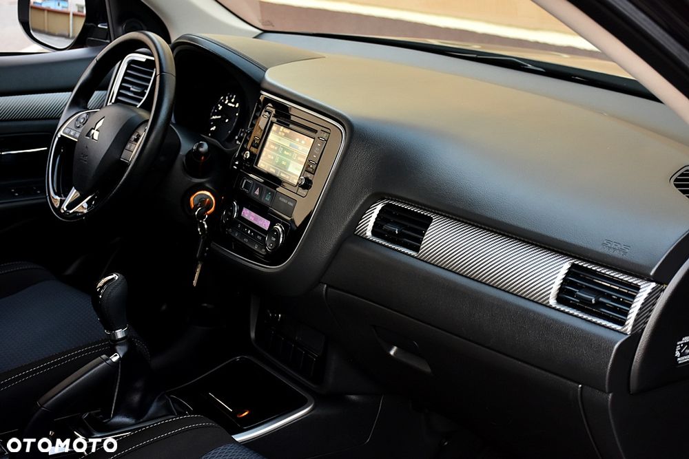 Mitsubishi Outlander 2.0 Invite + 2WD - 27