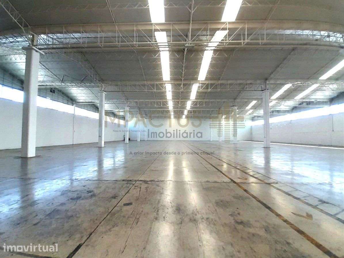 Armazém inserido em Zona Industrial - Grande imagem: 2/16
