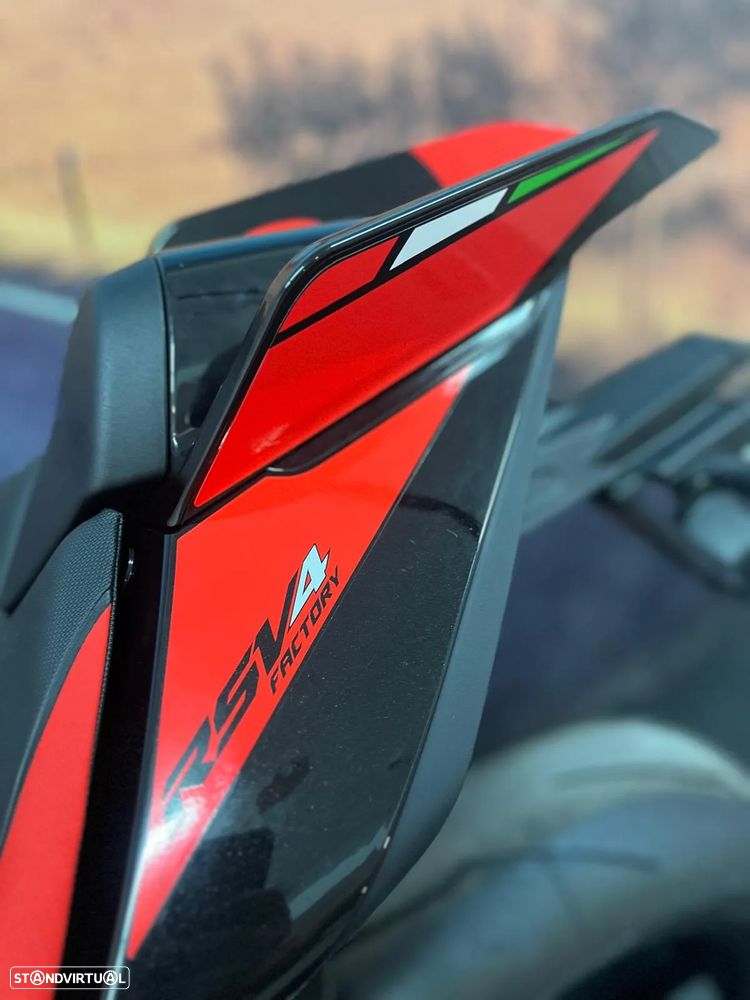 Aprilia RSV 4 FACTORY 2025 - 10
