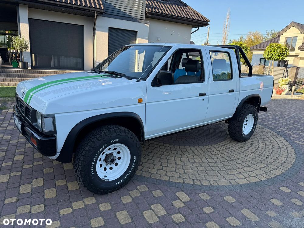 Nissan Pickup - 1
