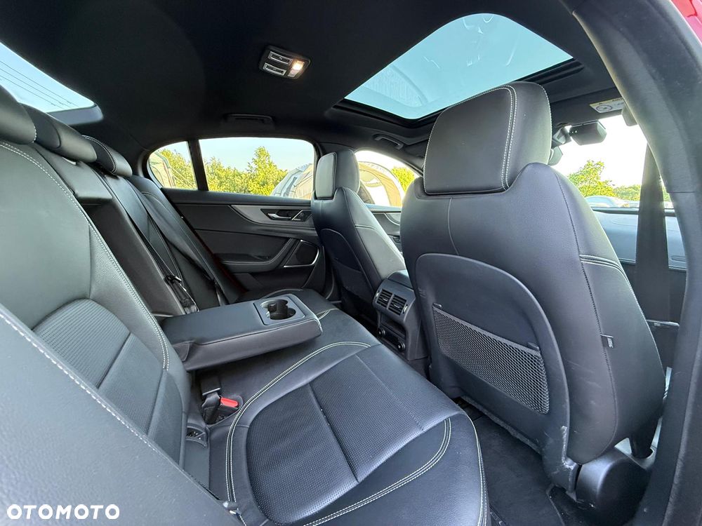 Jaguar XE 2.0 D180 R-Dynamic SE - 18