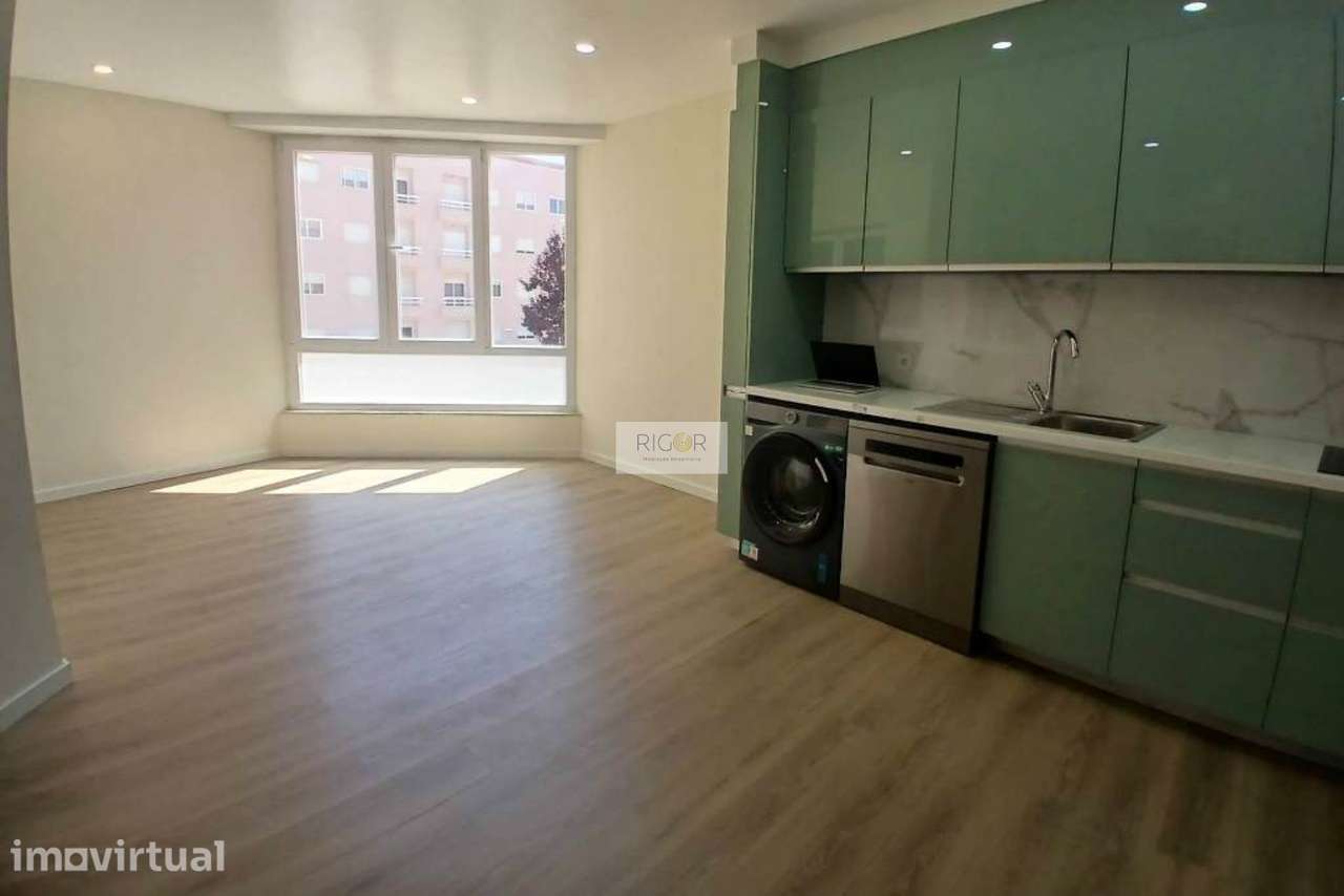 Apartamento T1+1 totalmente remodelado junto à praia nas Caxinas - Grande imagem: 2/13