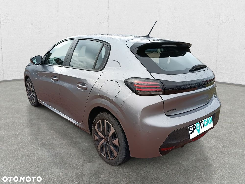 Peugeot 208 - 8