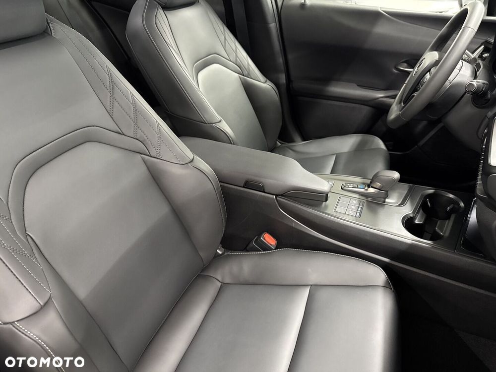 Lexus UX 300h F Sport Design - 29