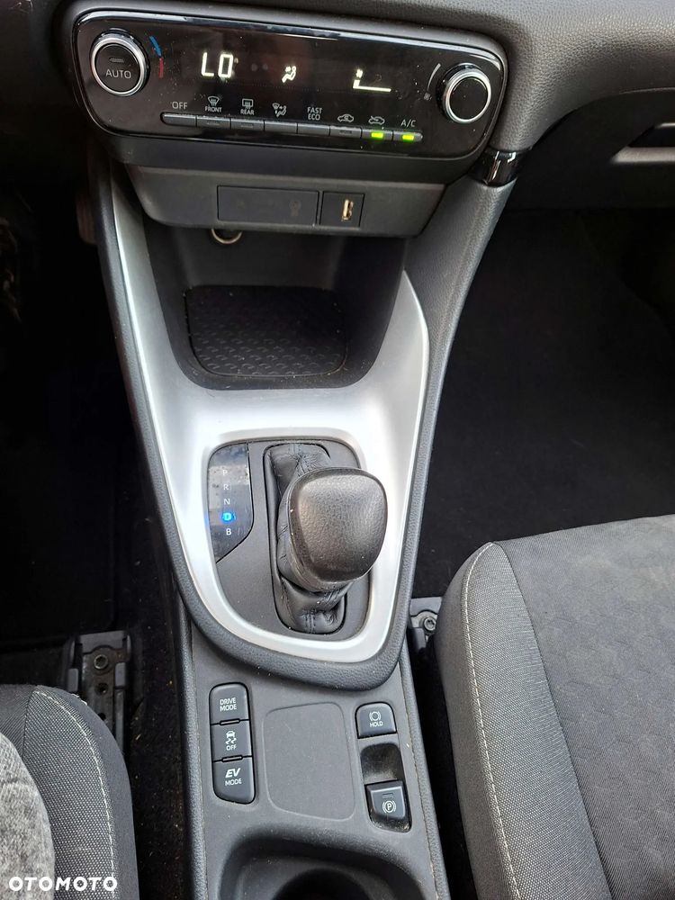 Toyota Yaris Hybrid 100 Life - 10