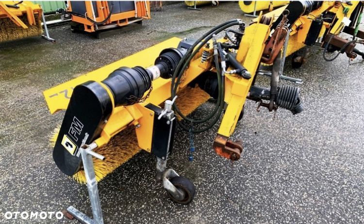Zamiatarka odśnieżarka szczotka hydrauliczna FM Maskiner Kubota film - 6