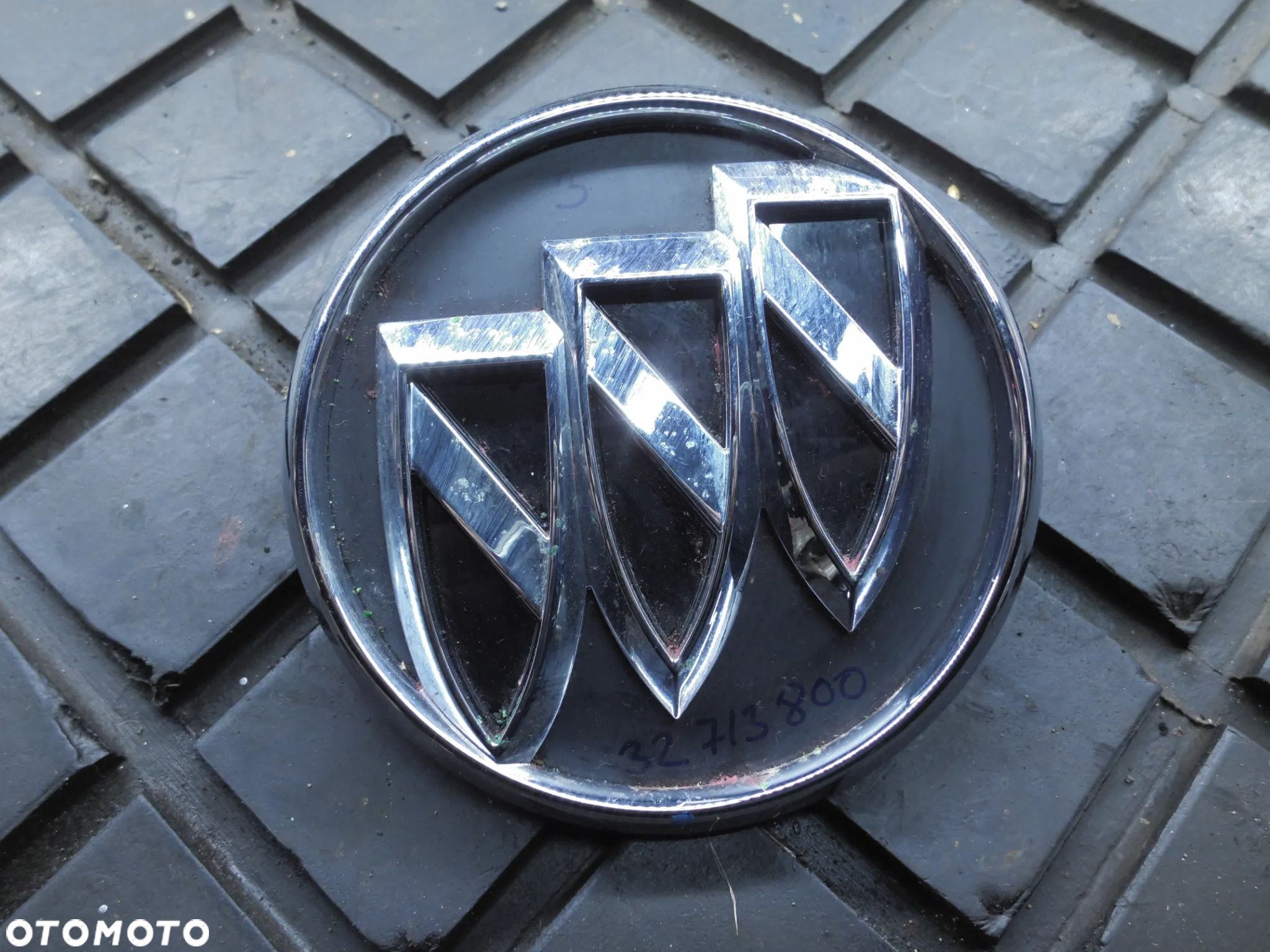 LOGO PRZYCISK KLAPY TYLNEJ OPEL ASTRA J IV HB 39061716 - 1