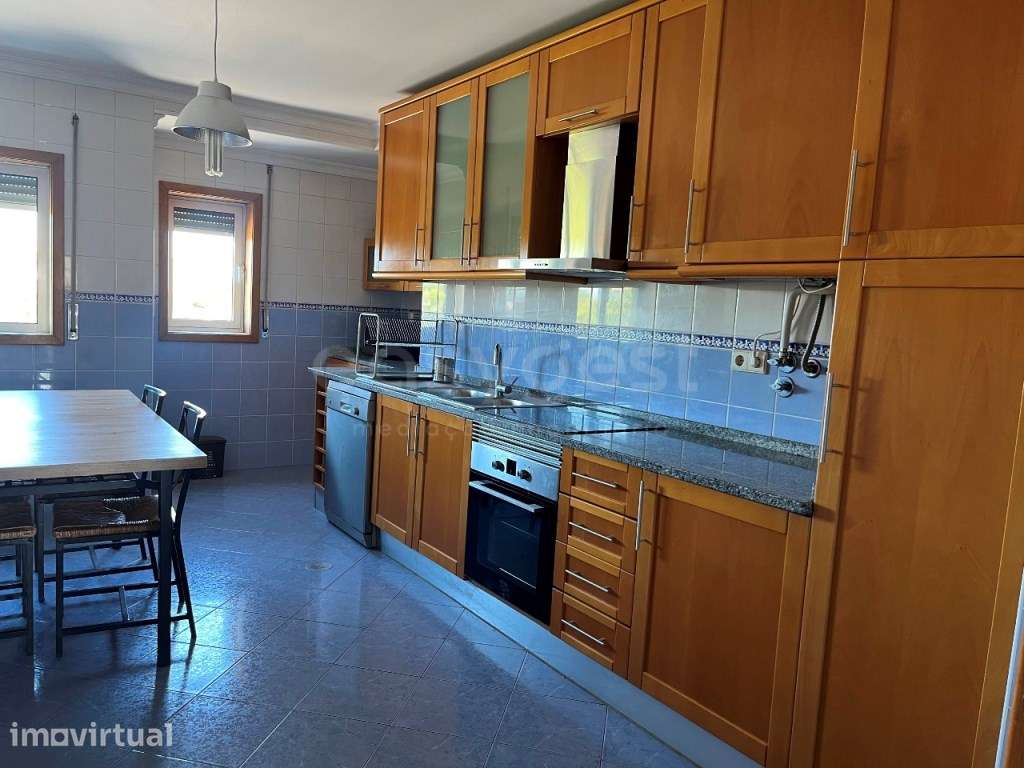 Apartamento T3 com excelentes áreas no centro de Oliveira do Bairro - Grande imagem: 2/26