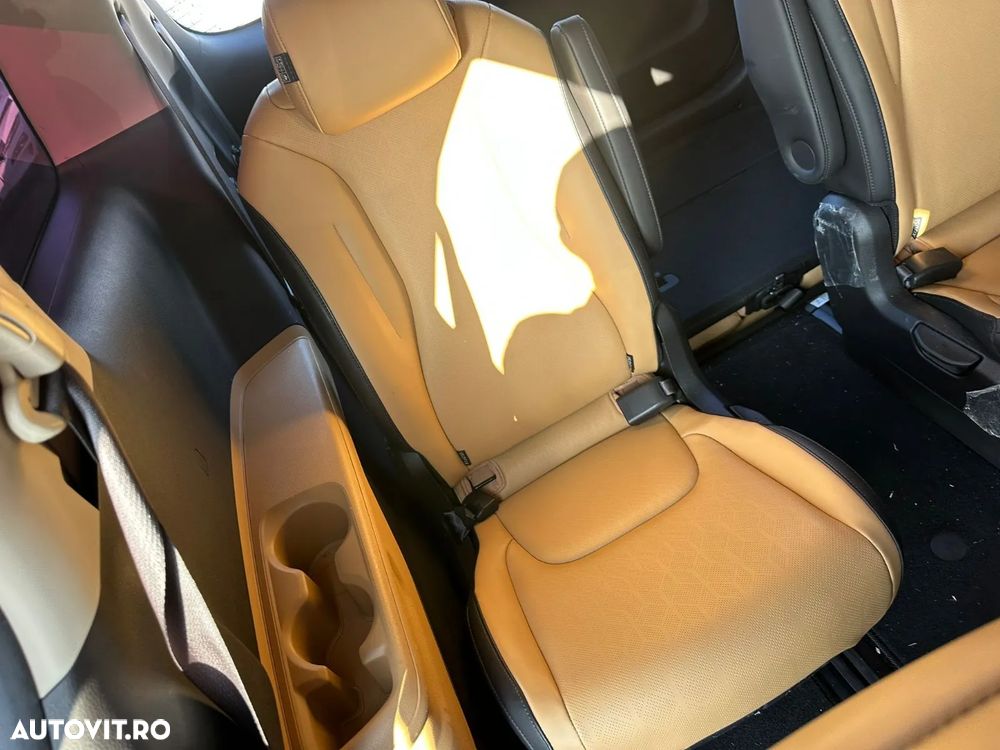 Kia Carnival - 16