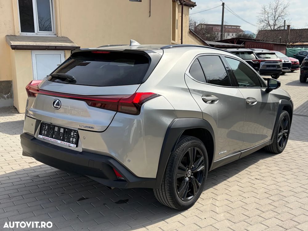 Lexus UX - 35