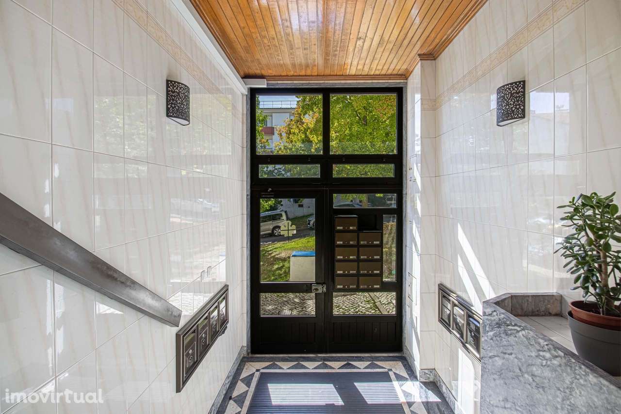 Charmoso T2 com cozinha equipada, lareira e muita luz natural. Um espa - Grande imagem: 3/26