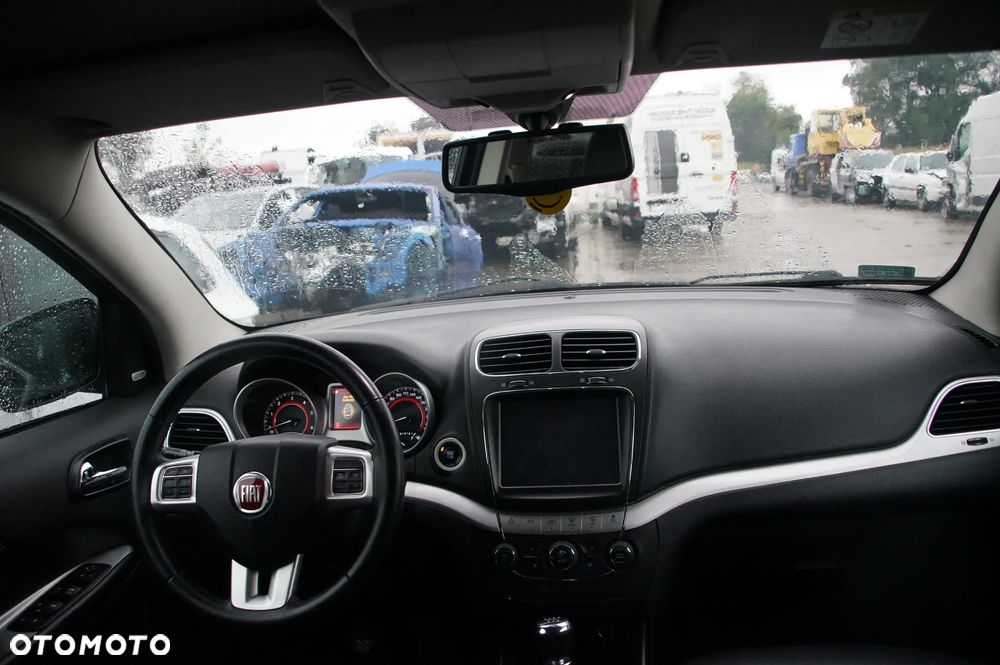 Auto na części - Fiat Freemont 2.0 Multijet 170 KM 71770239 55251728 370A 2013R Silnik Skrzynia Drzwi Szyba Zderzak Błotnik Klapa Maska Lampa Lusterko Deska Kokpit Sterownik Moduł Czujnik Licznik Wyświetlacz Kierownica - 16