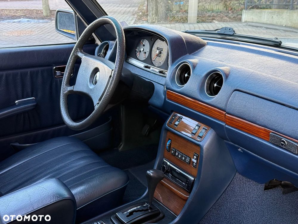 Mercedes-Benz W123 - 24