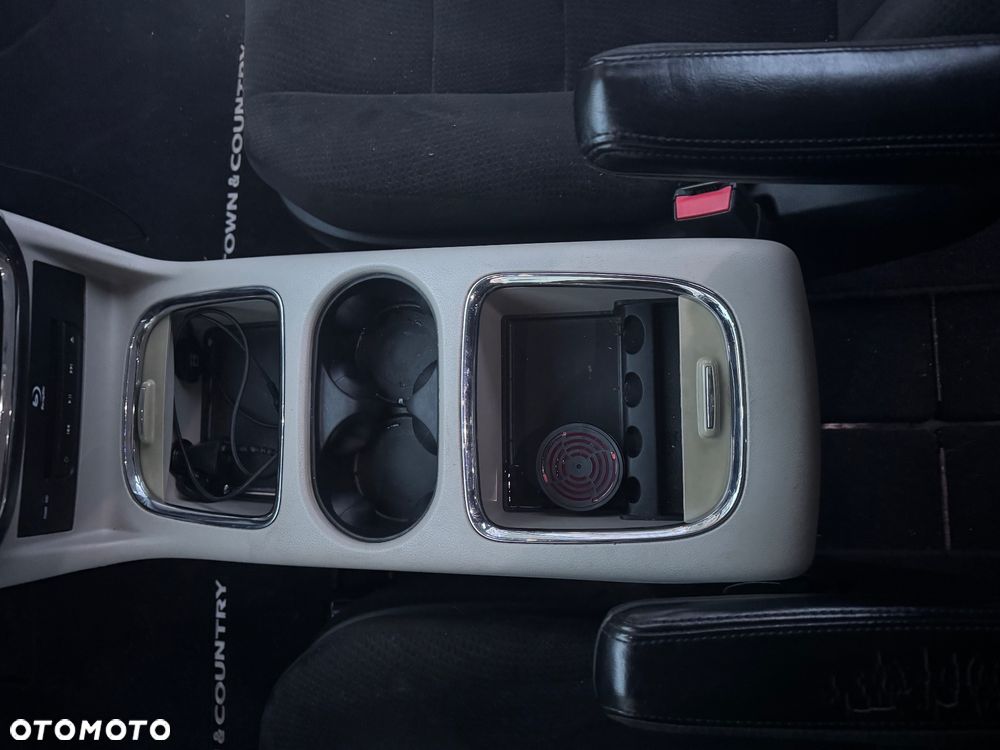 Chrysler Town & Country - 20