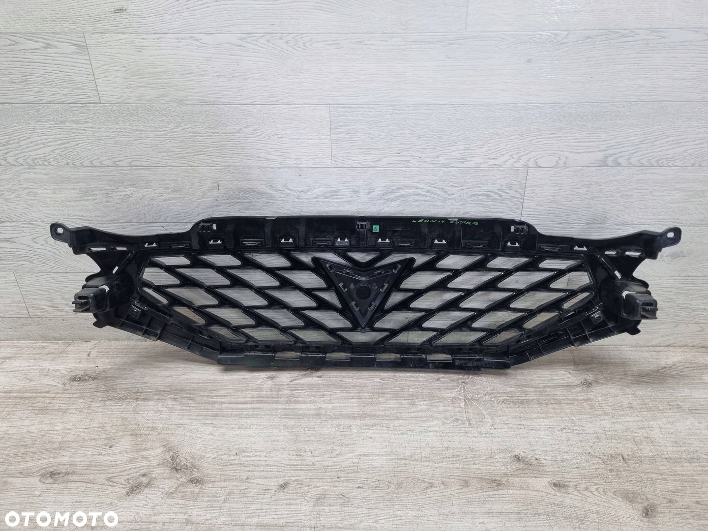 Seat Leon IV 2020 Z przodu Maskownica / Grill / Atrapa górna chłodnicy - 4