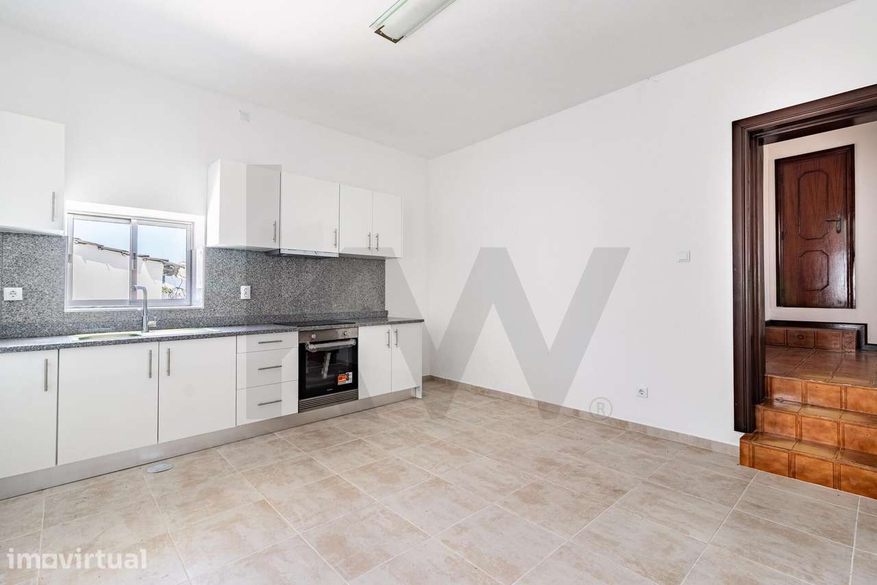 Moradia T2+1 Remodelada com Terraço, Jardim e Garagem para 3 Viaturas - Grande imagem: 4/32