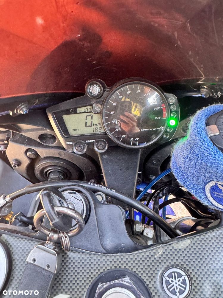 Yamaha R1 - 10