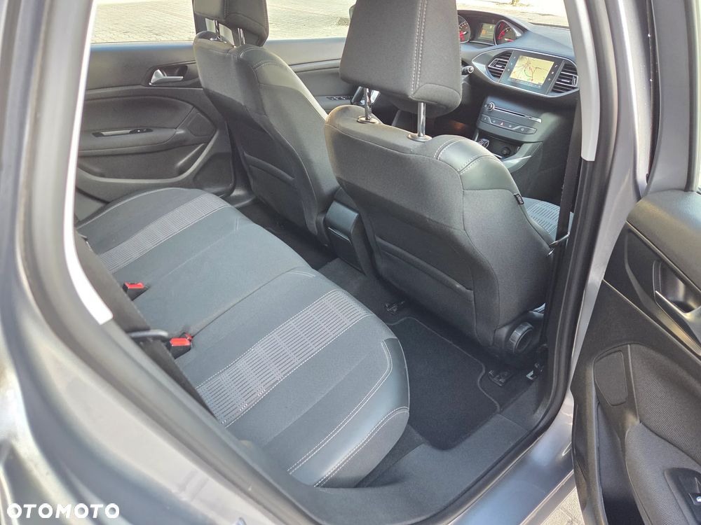 Peugeot 308 PureTech 130 GPF EAT8 Stop & Start Allure Business-Paket - 18