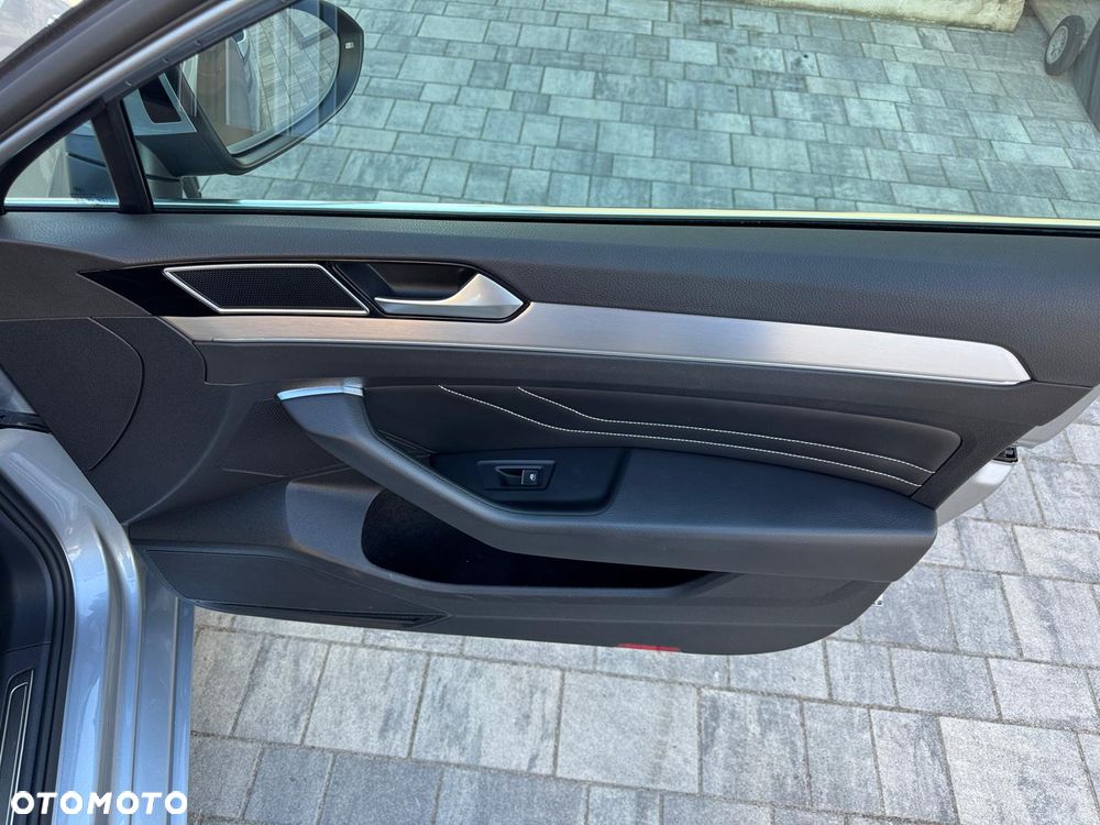Volkswagen Passat Variant 2.0 TDI EVO Elegance DSG - 17
