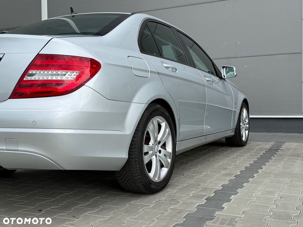 Mercedes-Benz Klasa C 180 CGI Automatik BlueEFFICIENCY Elegance - 13