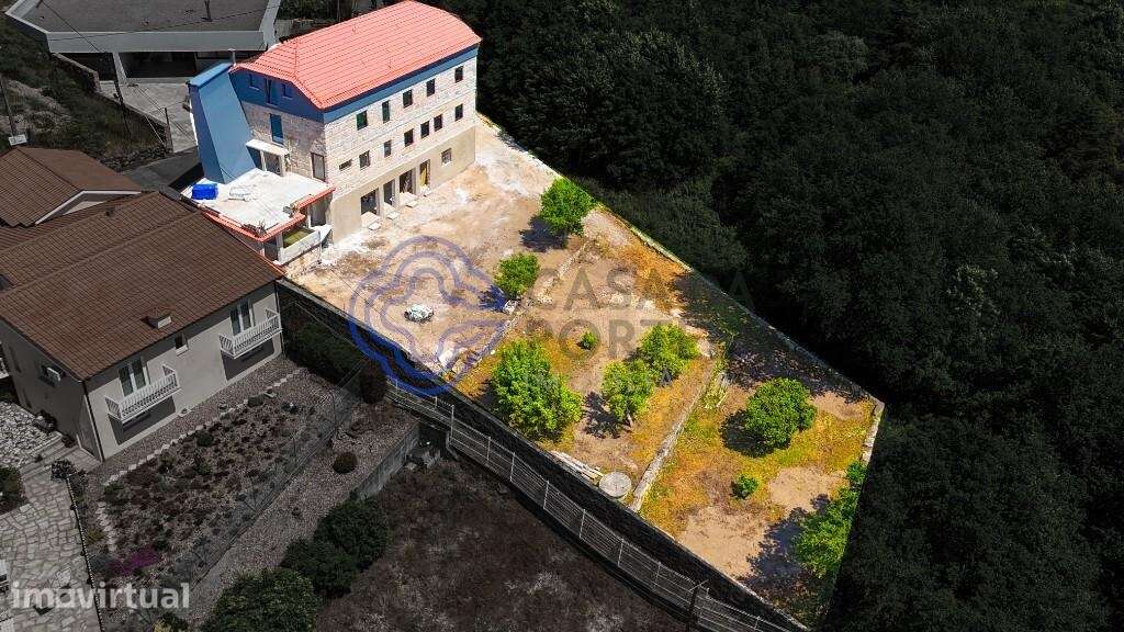 Predio traça antiga em fase de remodelação - Termas de São Vicente - P - Grande imagem: 5/43