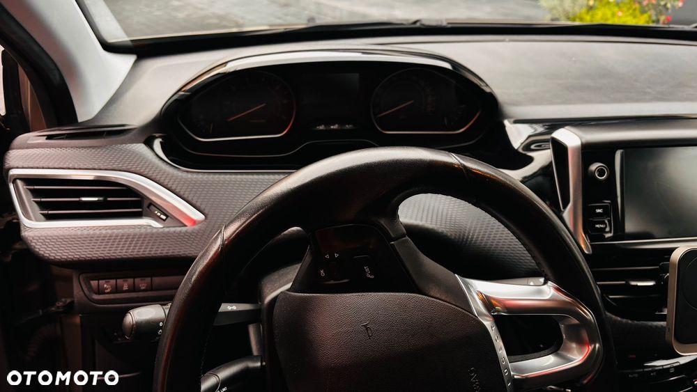 Peugeot 2008 1.2 Pure Tech Allure S&S - 11