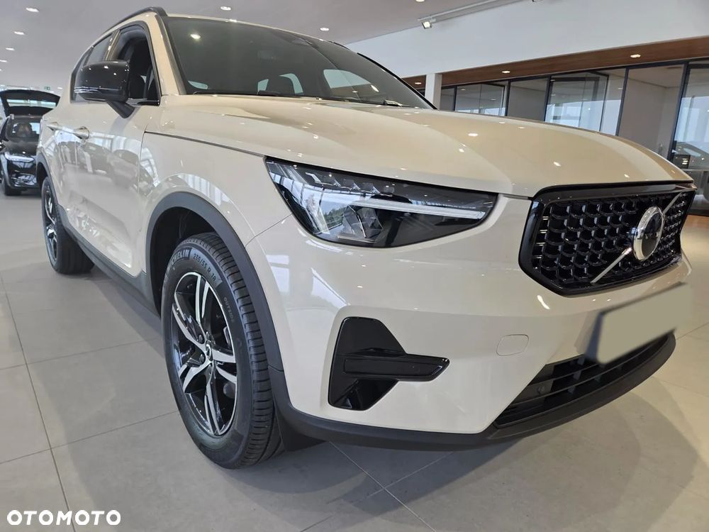 Volvo XC 40 B4 Plus Black Edition - 8