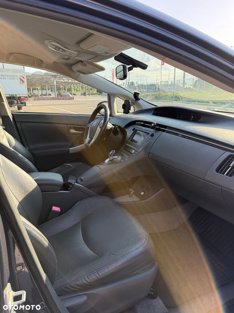 Toyota Prius 1.8 HSD Prestige - 11