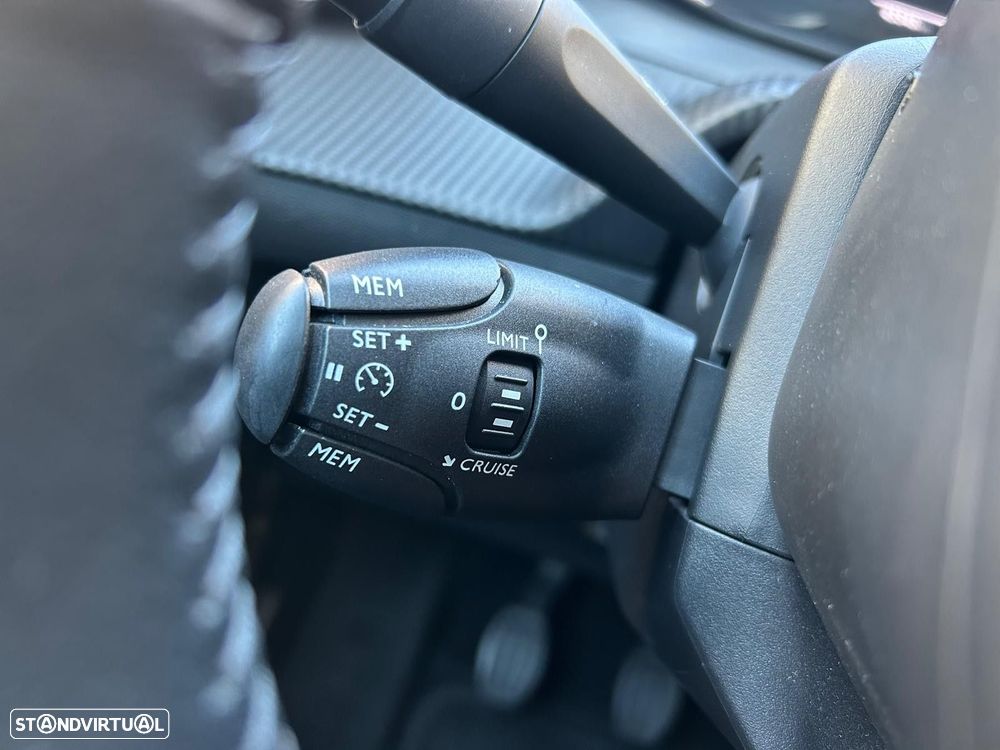 Peugeot 208 1.2 PureTech SE Style - 38
