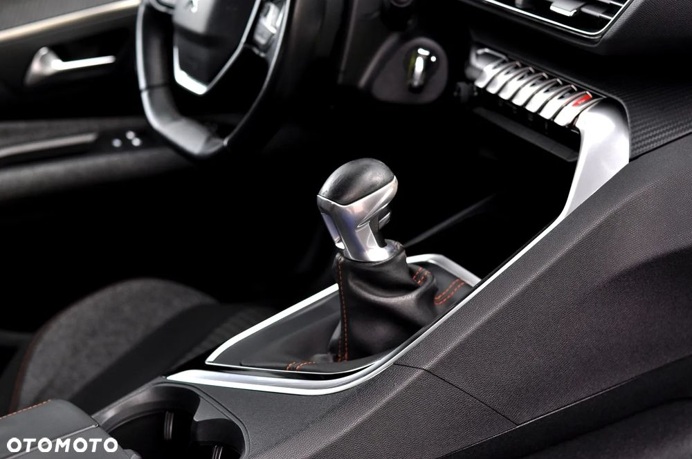 Peugeot 3008 1.2 PureTech Allure S&S - 32