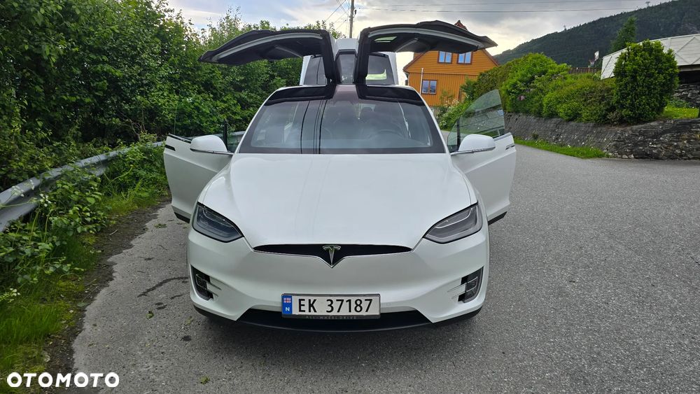 Tesla Model X - 10