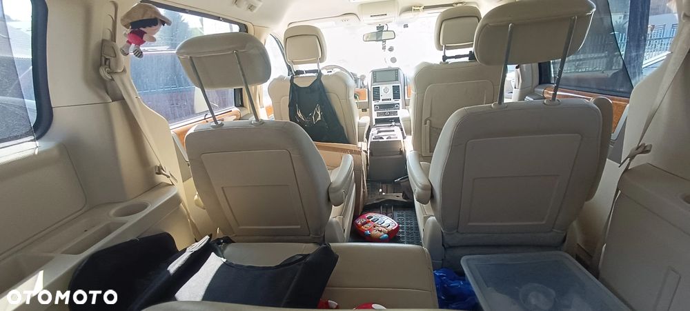 Chrysler Town & Country - 12