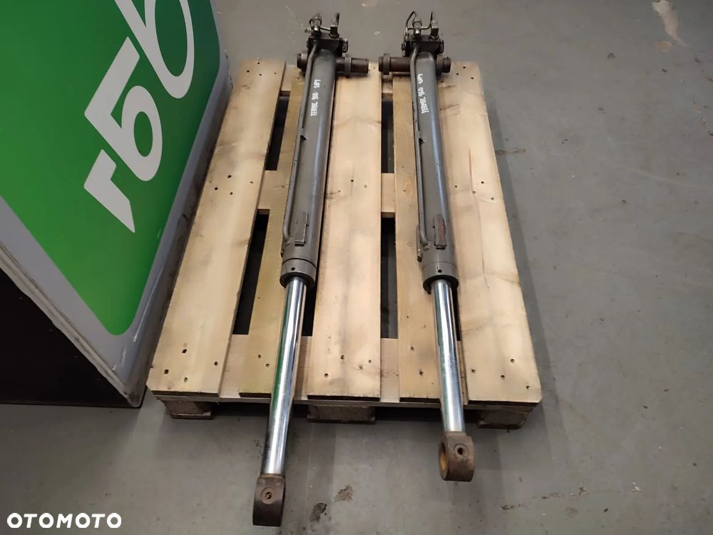 Siłownik hydrauliczny wychyłu przedniego ramienia FERMEC 860 - 8