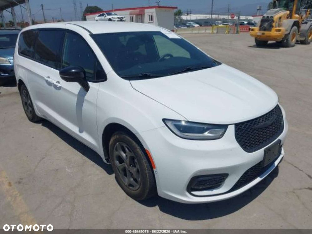 Chrysler Pacifica - 2