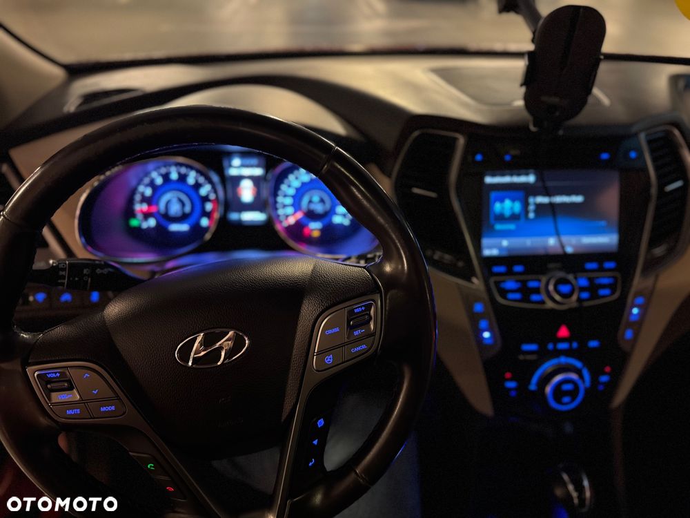 Hyundai Grand Santa Fe - 28