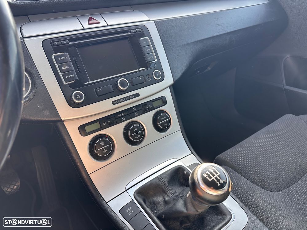 VW Passat 1.6 TDI BlueMotion Comfortline - 16
