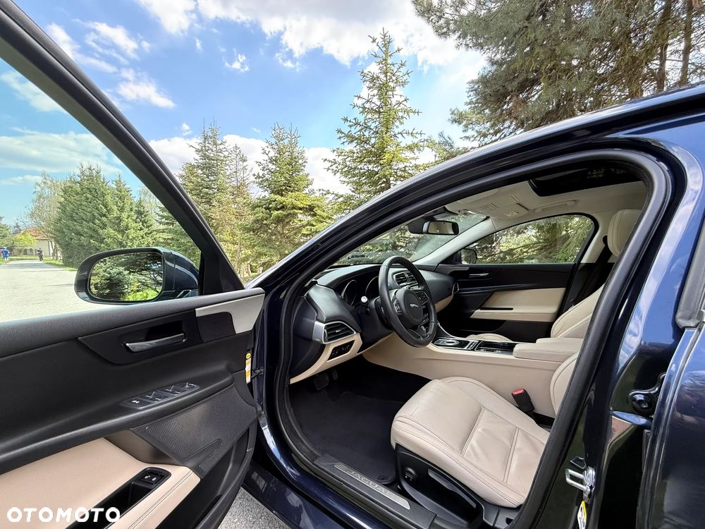 Jaguar XE 20d Prestige - 13