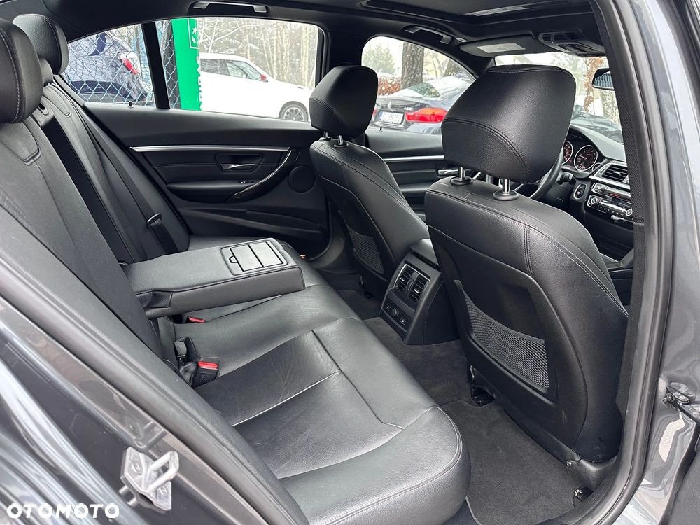 BMW Seria 3 328i xDrive Sport-Aut - 31