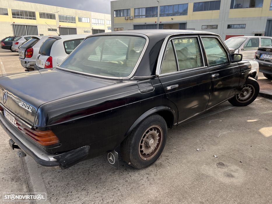 Mercedes E300 de 1977 para Peças - 2