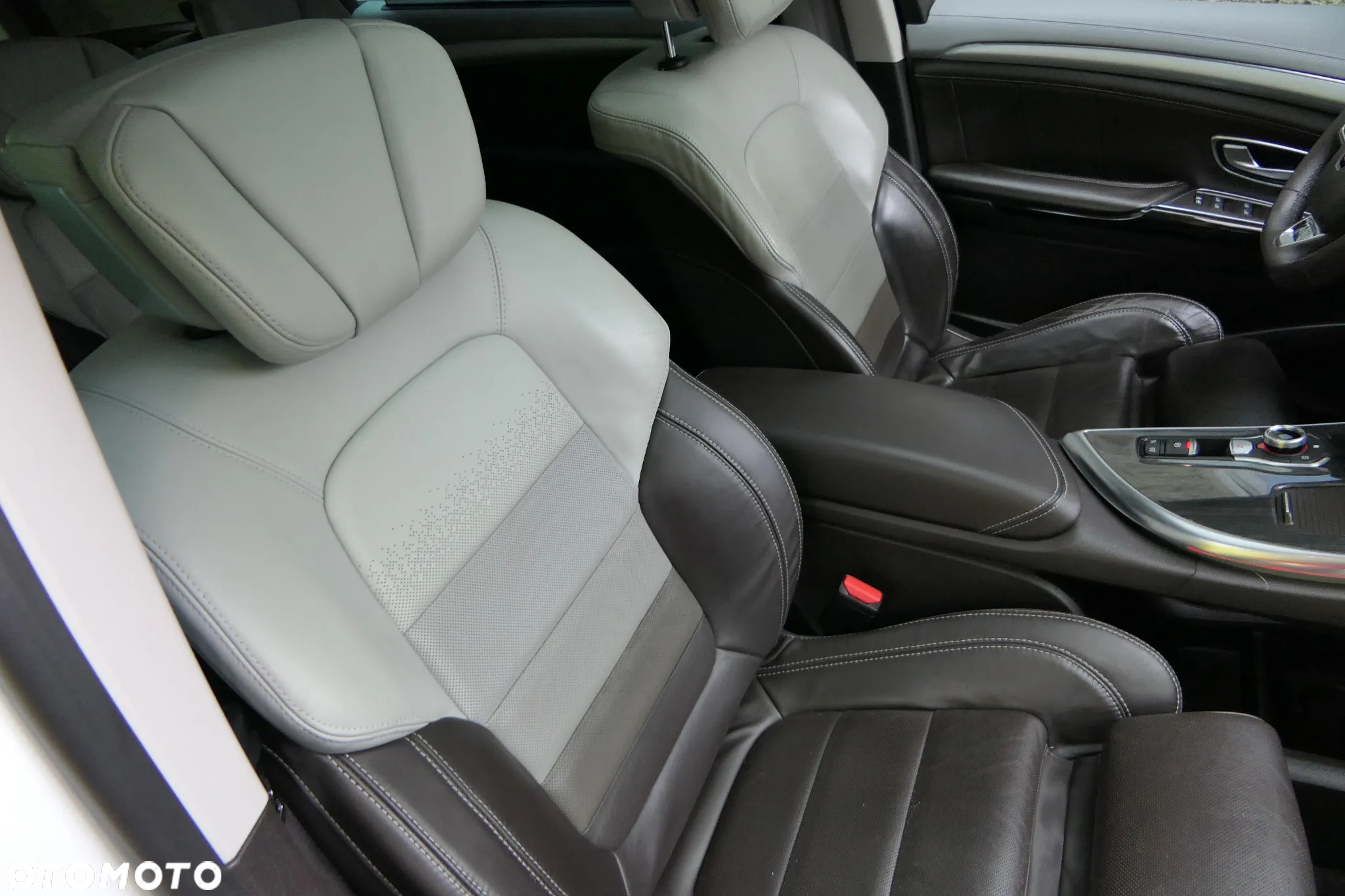 Renault Espace 1.6 TCE Initiale Paris EDC 7os - 25