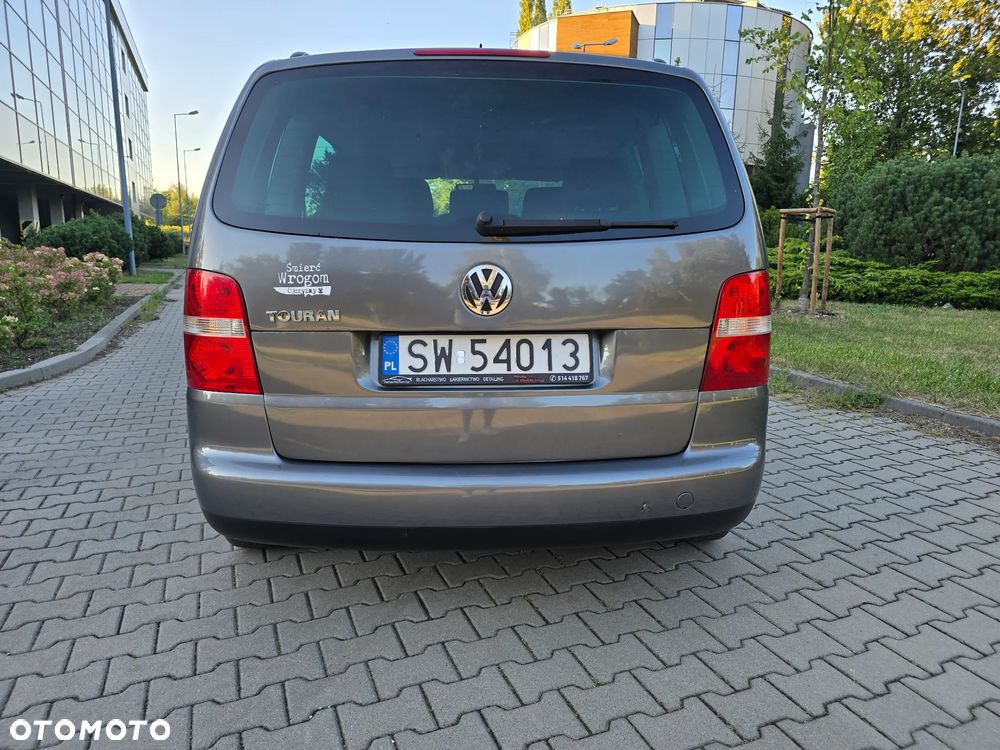 Volkswagen Touran 1.6 FSI - 8