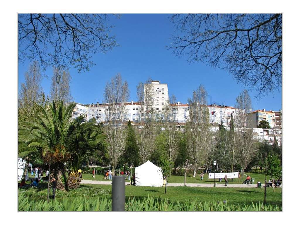 Terreno junto ao jardim de Queluz e Palácio Nacional - Grande imagem: 2/3