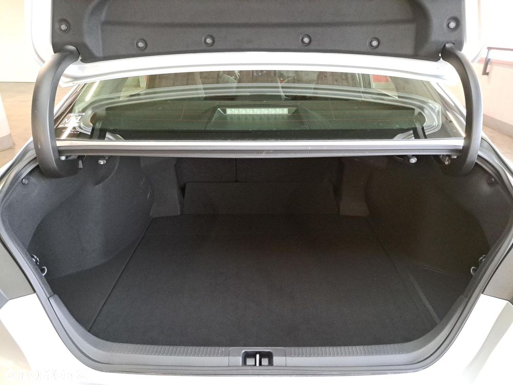 Toyota Camry 2.5 Hybrid Comfort CVT - 13