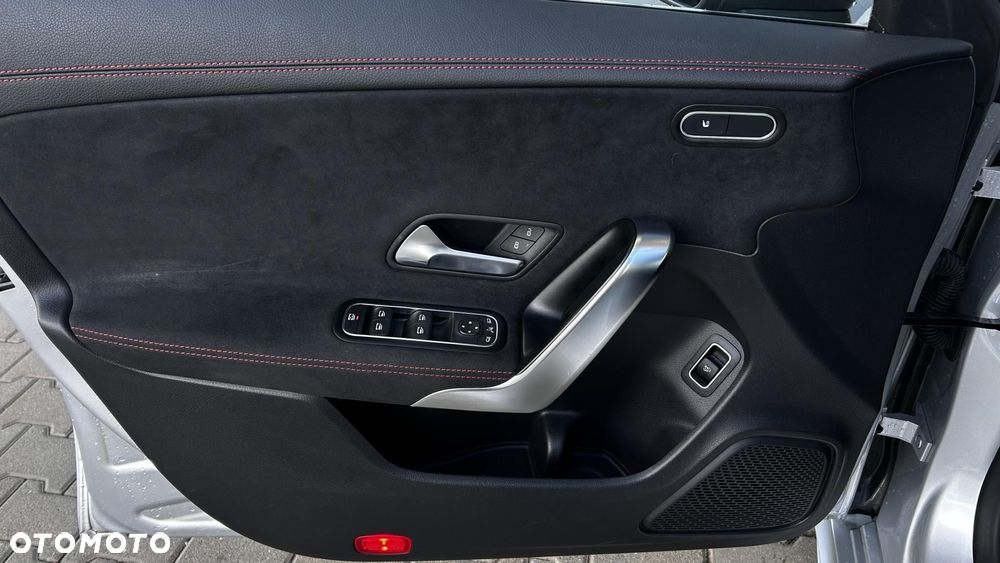 Mercedes-Benz CLA - 12
