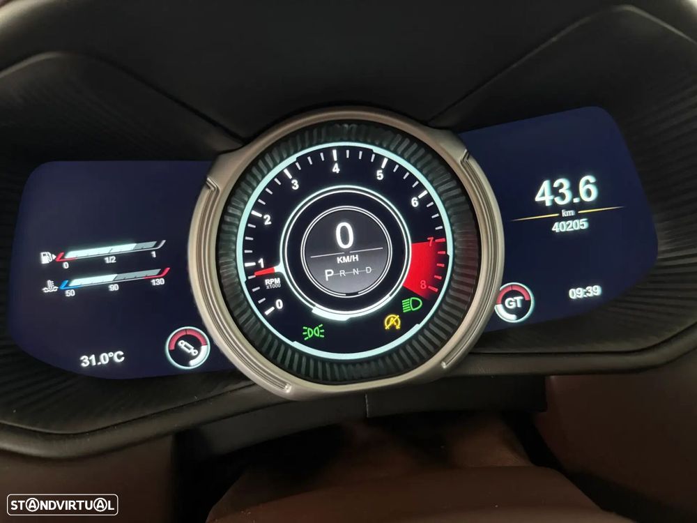 Aston Martin DB11 Coupé - 32
