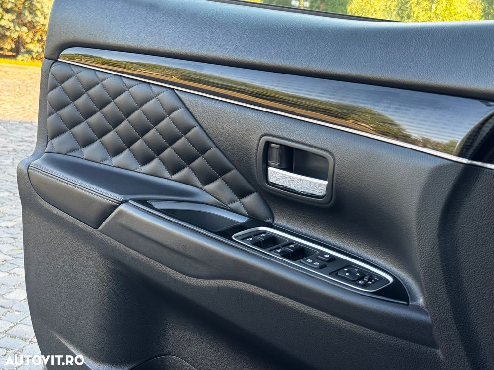 Mitsubishi Outlander 2.4 4WD Plug-In Hybrid Top - 15