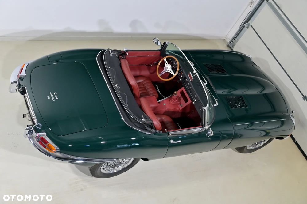 Jaguar E-Type - 12