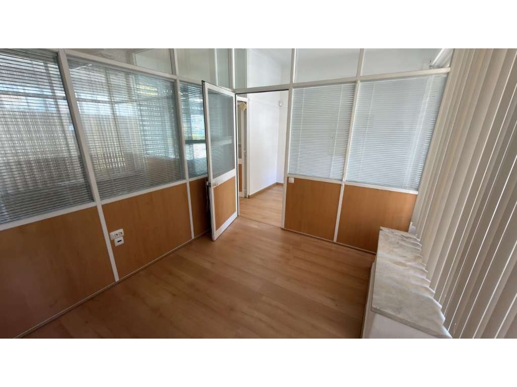 Loja de 2 pisos c/90m2 na Amadora - Grande imagem: 4/18